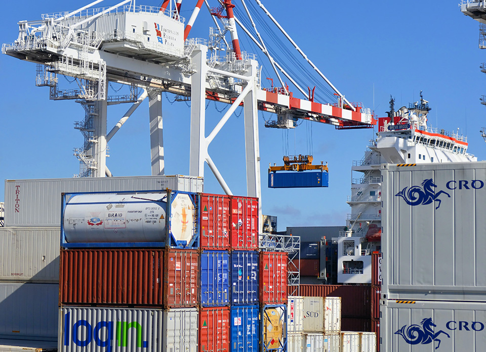 One-stop service for customs clearance and tax refund